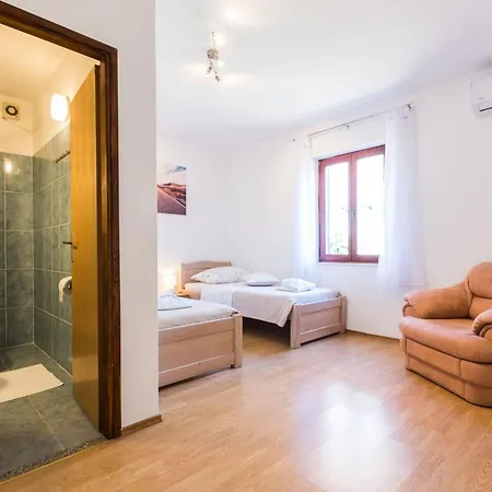 Charming And Comfortable Гостевой дом